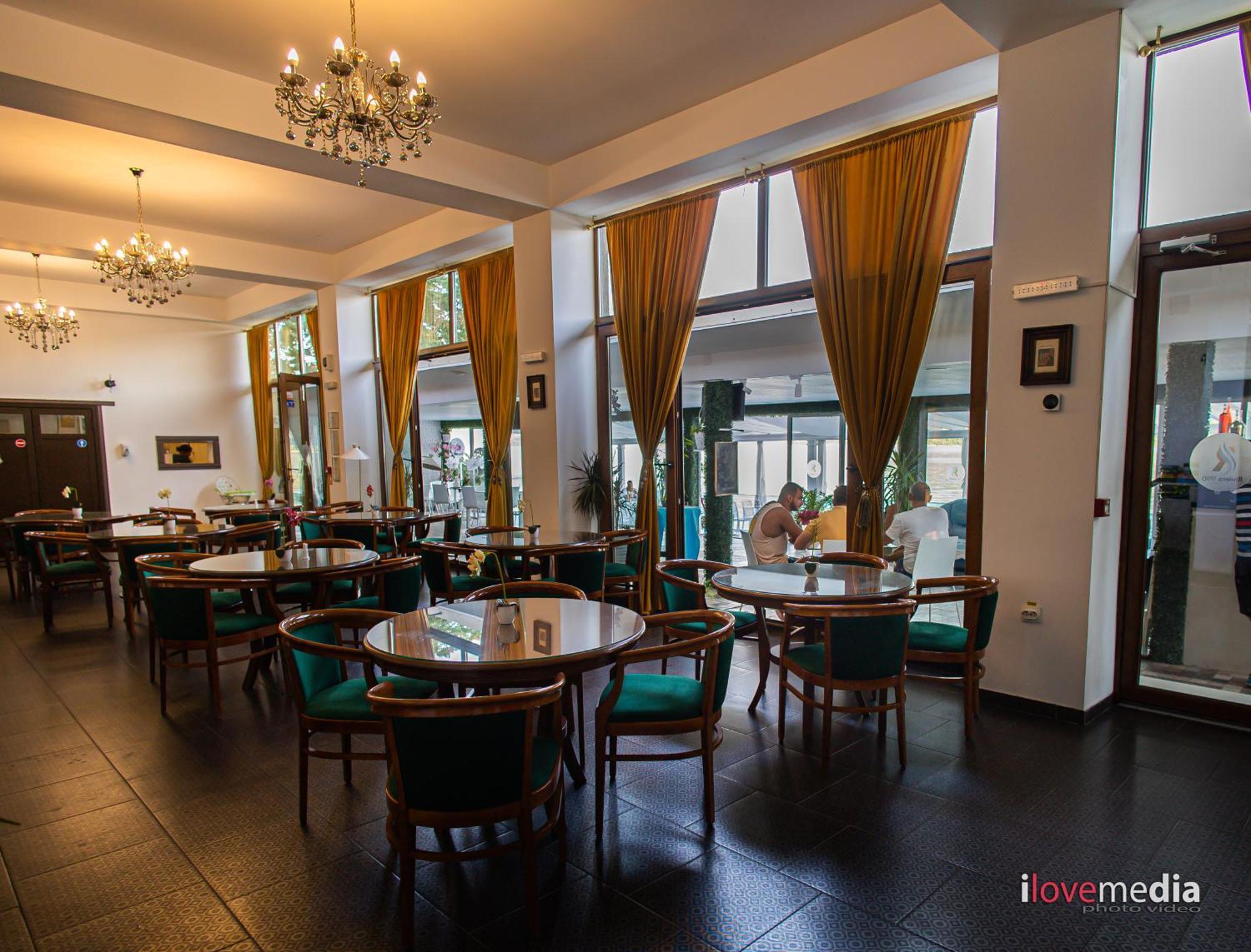 Riviera 990 - Resort & Restaurant Ieşelniţa Exteriér fotografie
